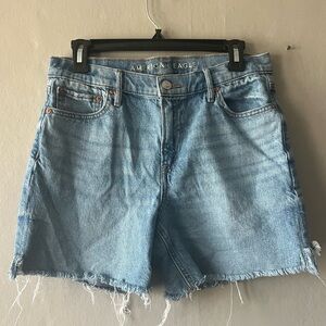 American Eagle Raw Hem Realxed Shorts Size 4